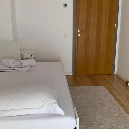 Luxury Monarch Sleeps 5