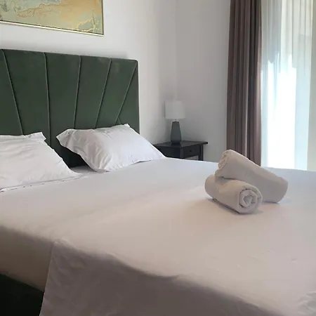 Luxury Monarch Sleeps 5 *