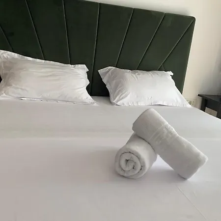 Luxury Monarch Sleeps 5 *