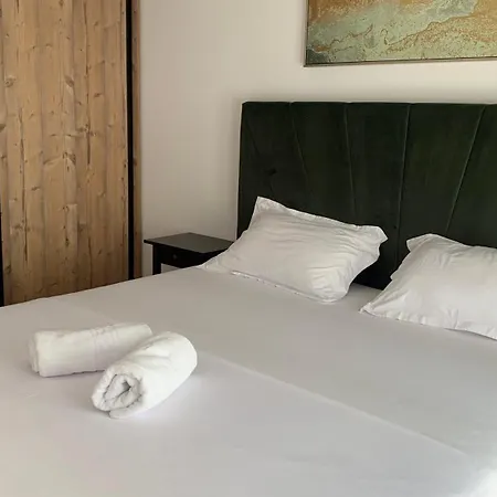 Luxury Monarch Sleeps 5