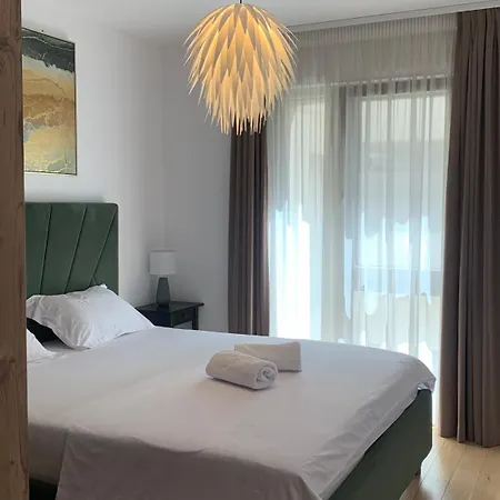 Luxury Monarch Sleeps 5 *